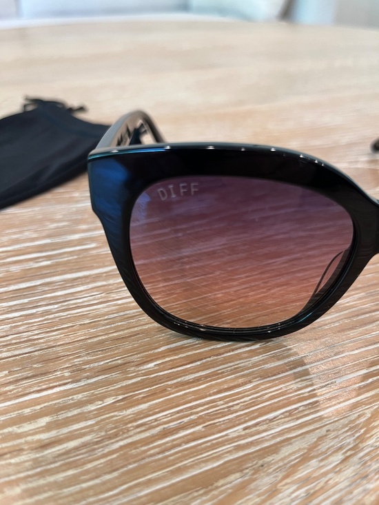 NEW DIFF Maya Oversized Black Sunglasses w/ Case main image 5